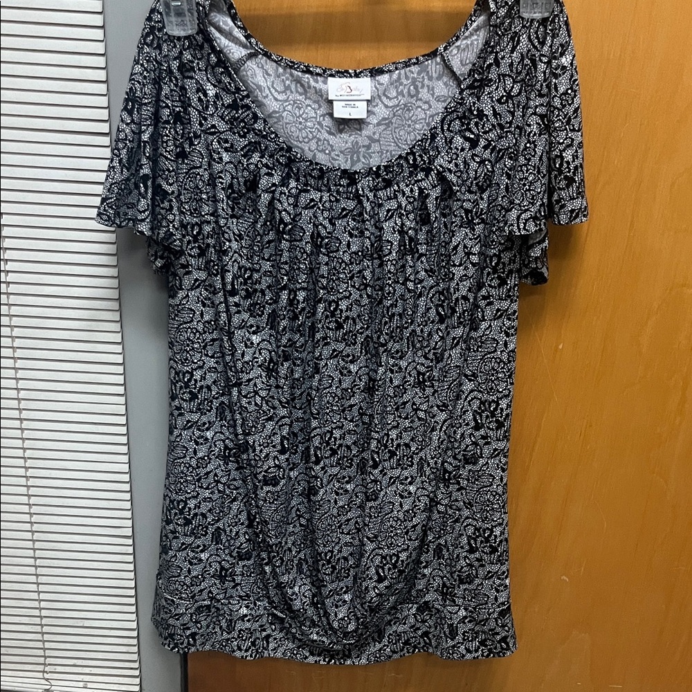 Oh Baby by Motherhood Black and Gray Patterned Blouse